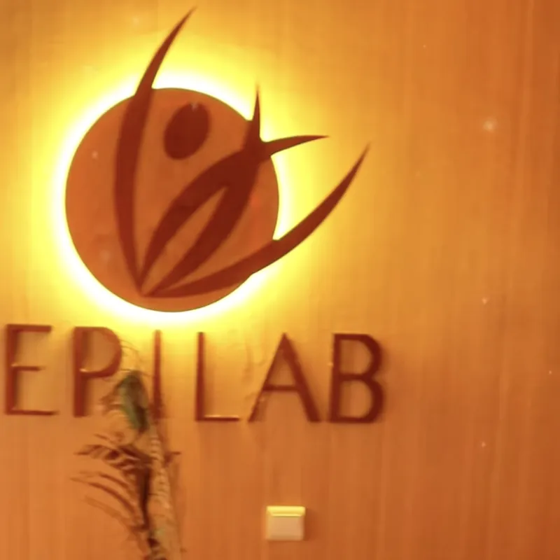 Le logo Epilab éclairé sur le mur de l'entrée