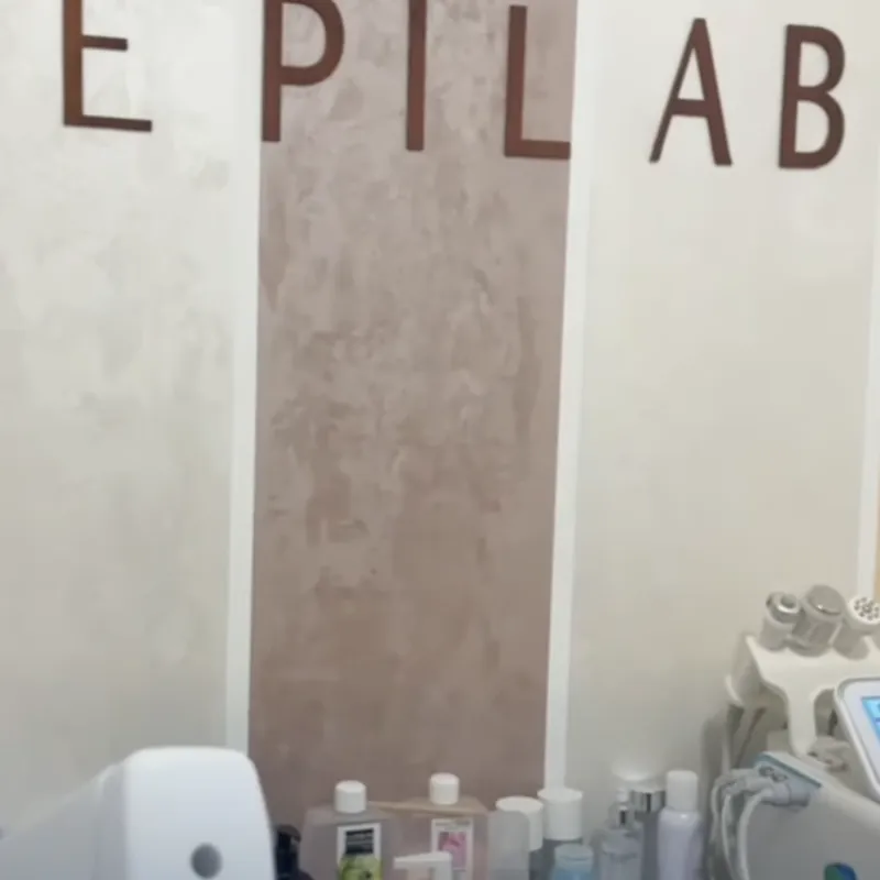 Le nom Epilab sur le mur et les appareils de soin du centre