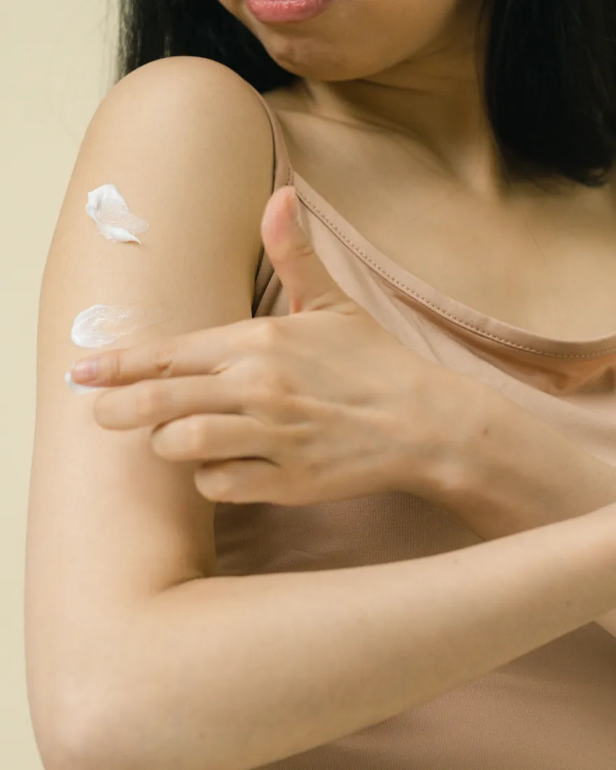 Crème appliquée sur le bras, peau lisse